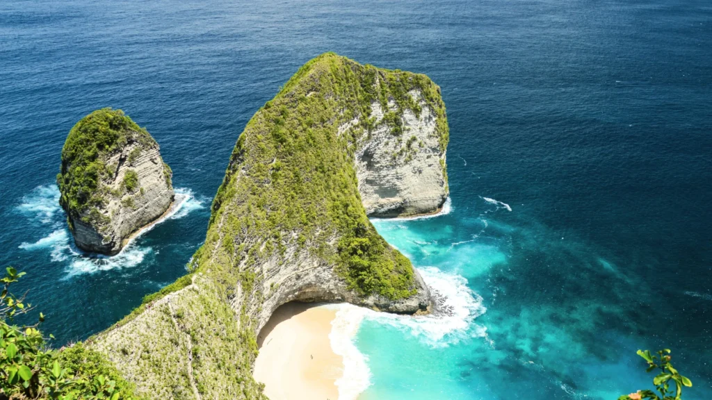 Nusa Penida Kelingking Beach cliff formation overlooking turquoise ocean waters in Bali Indonesia